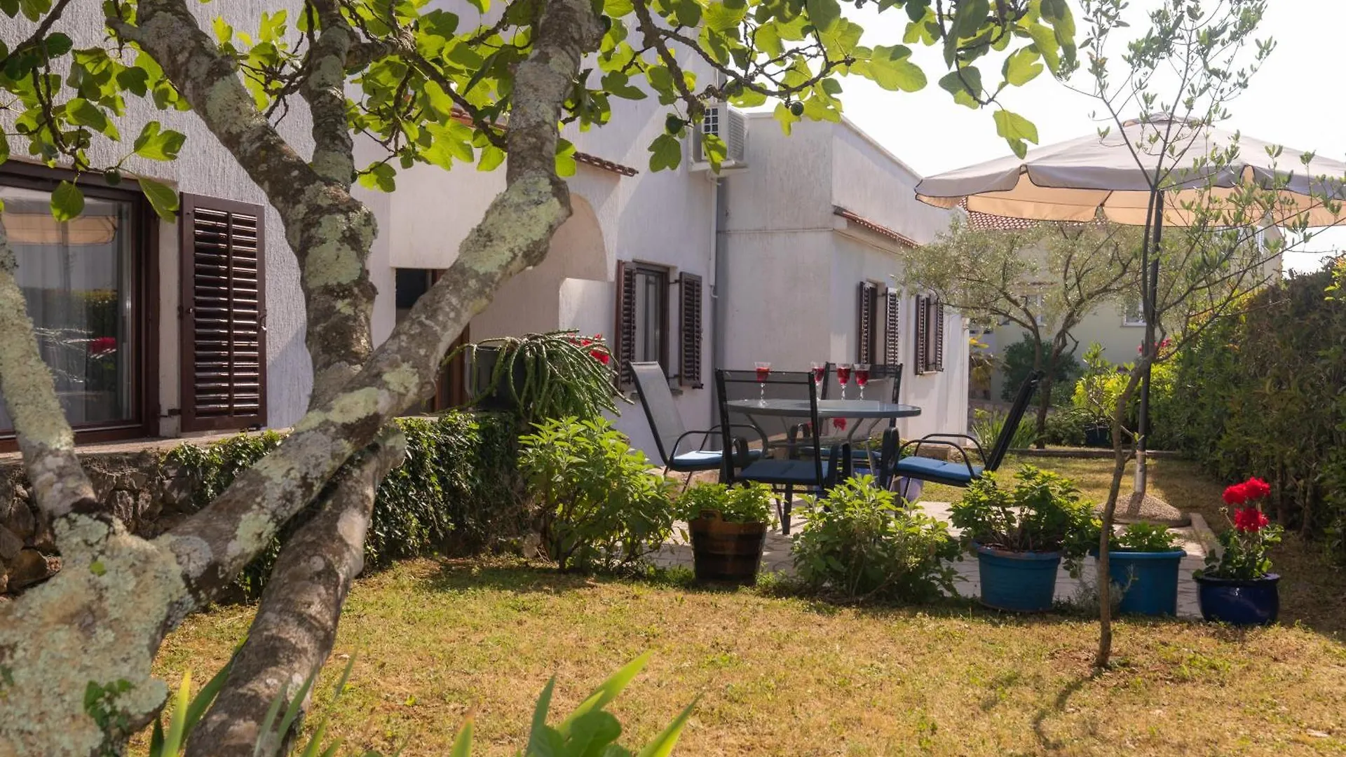 Apartment Apartmani Basic 2 Njivice Croatia